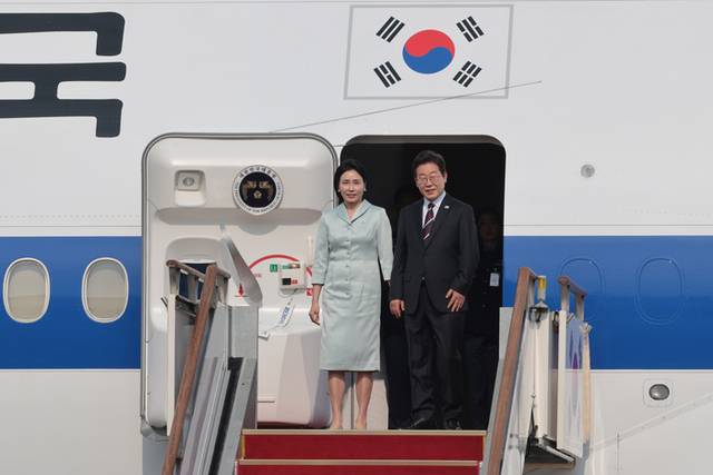 ▲ 주요 7개국(G7) 정상회의에 참석하는 이재명 대통령이 김혜경 여사와 16일 성남 서울공항 공군 1호기에서 인사하고 있다.  연합뉴스