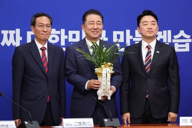 ▲ 더불어민주당 김병기 당대표 직무대행 겸 원내대표가 17일 서울 여의도 국회에서 대통령실 강훈식 비서실장과 우상호 정무수석을 접견하고 있다. 연합뉴스