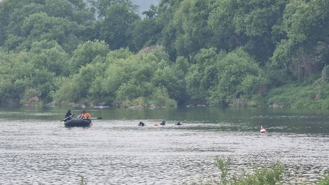 ▲ 홍천강에서 10대 실종자 수색 작업하는 소방당국 [연합뉴스]