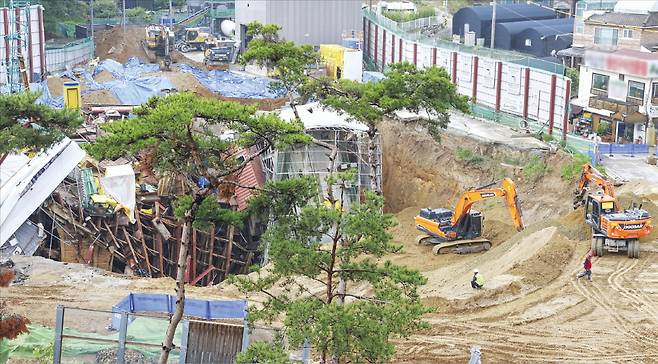 16일 오전 경기 광명시 일직동 신안산선 제5-2공구 지하터널 공사장 붕괴 사고 현장에서 복구 작업이 이뤄지고 있다. 지난 4월 11일 사고 발생 후 두 달이 지났으나 현장엔 휘어진 철골 더미가 그대로 방치돼 있다. 임형택 기자