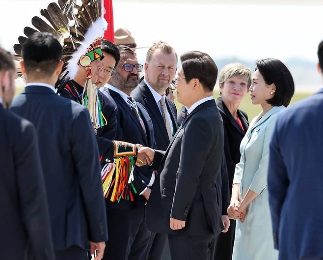 이재명 대통령과 김혜경 여사가 16일(현지시간) 주요 7개국(G7) 정상회의 참석을 위해 캐나다 앨버타주 캘거리국제공항에 도착해 마중 나온 캐나다 측 관계자들과 악수를 하고 있다. 대통령실사진기자단