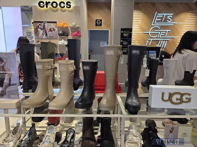 지난 8일 서울 중구 명동에 위치한 신발 매장에 레인부츠가 진열돼있다./사진=박수림 기자