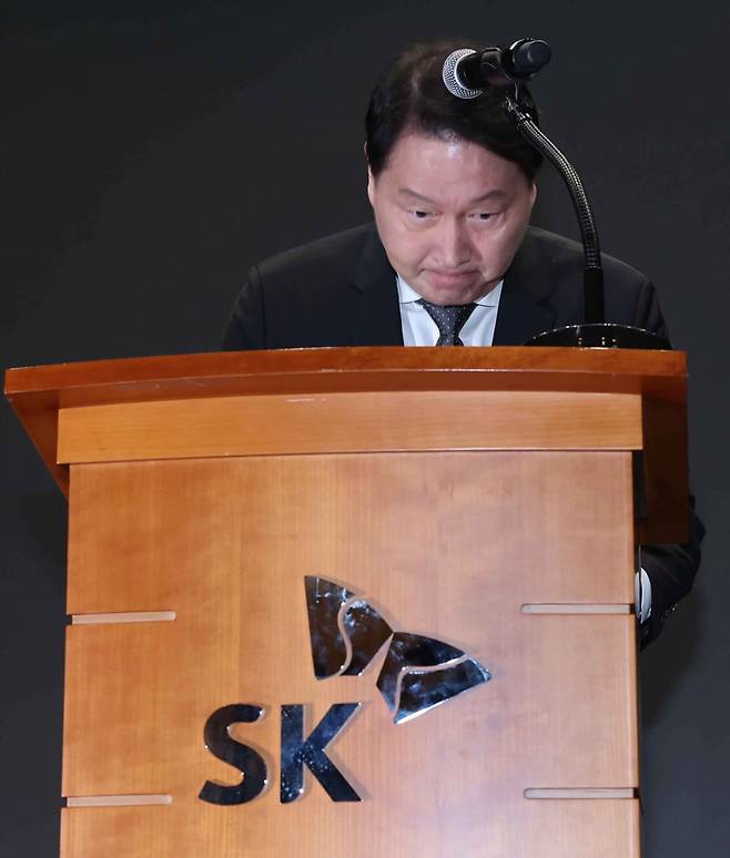 최태원 SK그룹 회장이 지난 5월 7일 오전 서울 중구 SK텔레콤 T타워 SUPEX홀에서 SK텔레콤의 해킹 사고와 관련해 대국민 사과를 하고 있다./한국경제 김범준 기자