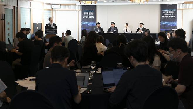 대한항암요법연구회가 17일 프레스센터에서 기자간담회를 열고 최신 항암 치료 연구 동향과 국내 연구진의 성과를 소개했다. 이날 행사에선 안진석 회장(삼성서울병원 교수), 이현우 홍보위원장(아주대병원 교수), 안호정 가톨릭 성빈센트병원 교수, 박인근 서울아산병원 교수가 연단에 섰다. 사진=대한항암요법연구회