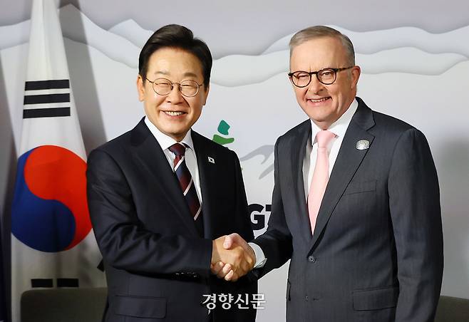 이재명 대통령과 앤서니 앨버니지 호주 총리가 16일(현지시간) 캐나다 앨버타주 캘거리의 한 호텔에서 열린 정상회담에서 악수하고 있다. 김창길 기자
