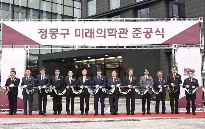 ‘정몽구 미래의학관’ 준공식이 16일 서울 성북구 고려대학교 의료원 메디사이언스파크에서 열렸다. 서동훈 안산병원장, 민병욱 구로병원장, 한승범 안암병원장, 편성범 의과대학장, 윤을식 의무부총장, 정의선 현대차그룹 회장, 김재호 고려중앙학원 이사장, 김동원 고려대 총장, 승명호 교우회장, 정순영 교무부총장, 윤성택 연구부총장, 송진원 대학원장, 윤형선 의대교우회장(왼쪽부터) 등이 테이프 커팅을 하고 있다. 현대차그룹 제공