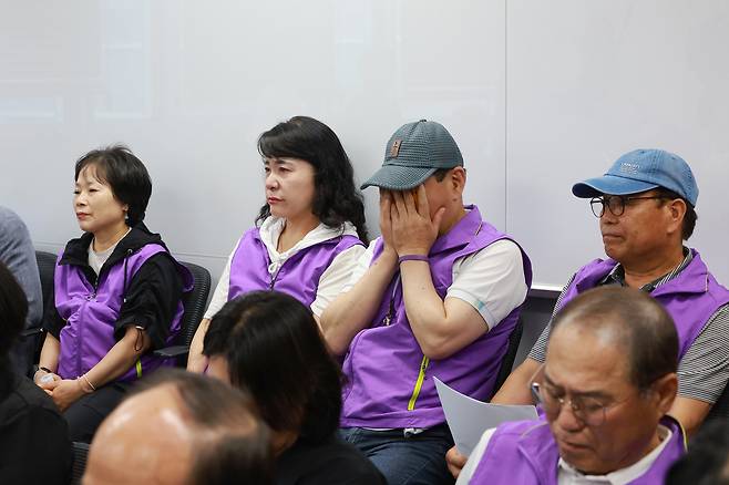 17일 서울 중구 10·29 이태원참사 진상규명과 재발방지를 위한 특별조사위원회(이태원참사 특조위)에 참석한 이태원참사 유가족들이 참사를 목격한 상인 남인석 씨 발언을 들으며 눈물을 흘리고 있다. 이태원참사 특조위는 이날 회의에서 조사 개시를 결정했다. 연합뉴스