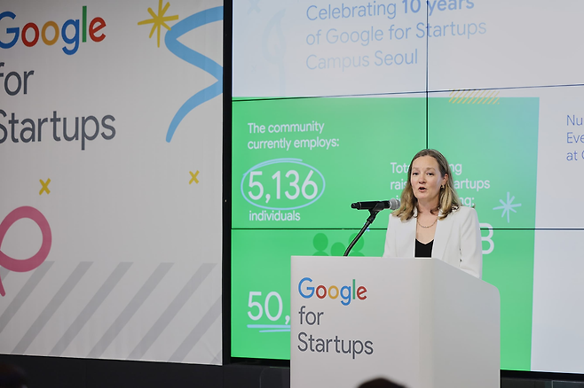 17일 서울 강남구 구글 스타트업 캠퍼스에서 열린 개관 10주년 기념 행사에서 캐런 피스터 구글 스타트업 글로벌 디렉터가 개회사를 하고 있다. 구글 코리아 제공