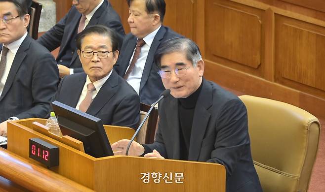 김용현 전 국방부 장관이 지난 1월23일 서울 종로구 헌법재판소에서 열린 윤석열 전 대통령 탄핵심판 4차변론에 증인으로 출석해 답변하던 중 웃음 짓고 있다. 헌법재판소 제공