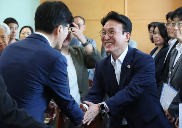 김민석 국무총리 후보자가 17일 서울 종로구 통의동 금융감독연수원에 마련된 청문회 준비단 사무실에서 열린 사회분야 부처 업무보고에 참석하며 인사를 나누고 있다. 연합뉴스