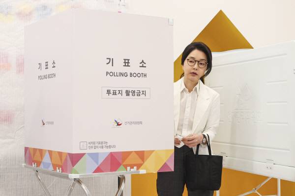 윤석열 전 대통령의 배우자인 김건희 여사가 제21대 대통령 선거일인 3일 서울 서초구 원명초등학교에 마련된 서초4동제3투표소에서 기표를 마친 뒤 기소표에서 나오고 있다. 연합뉴스