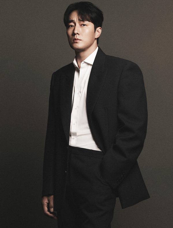 넷플릭스 시리즈 ‘광장’에서 남기준 역할을 맡은 배우 소지섭이 포즈를 취하고 있다. 인기 웹툰을 원작으로 한 ‘광장’에서 소지섭은 조직을 떠난 뒤 동생의 사망 소식을 듣고 그 배후를 찾아가 복수하는 역을 소화하며 강렬한 액션을 보여준다.  넷플릭스 제공