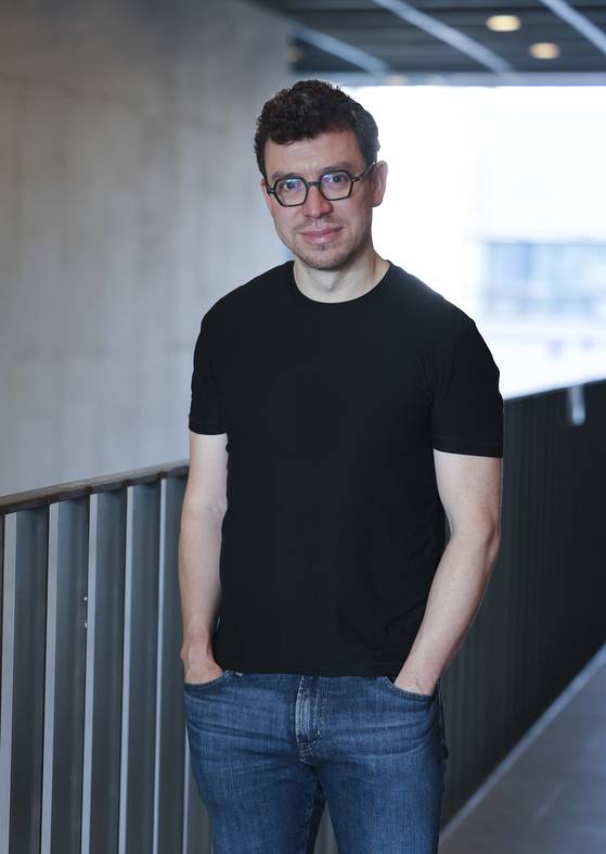 Duolingo founder Luis von Ahn poses for a photo during an interview with the JoongAng Ilbo, an affiliate of the Korea JoongAng Daily, at Episode Yongsan in Yongsan District, central Seoul, on April 11. [LIM HYUN-DONG]