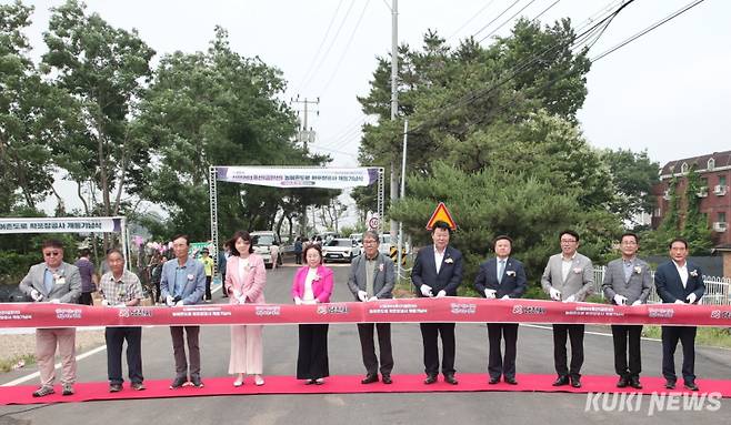 16일 오성환 당진시장 및 서영훈 당진시의장 외 시의원들이 참석해 신평201호선 농어촌도로 확포장 개통을 기념하는 커팅식을 하고 있다. 사진=이은성 기자