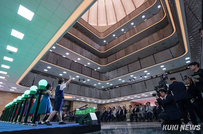 어린이 합창단 단원들이 17일 서울 여의도 국회 로텐더홀에서 열린 '국회 탄소중립 선언식'에서 춤을 추며 합창하고 있다.