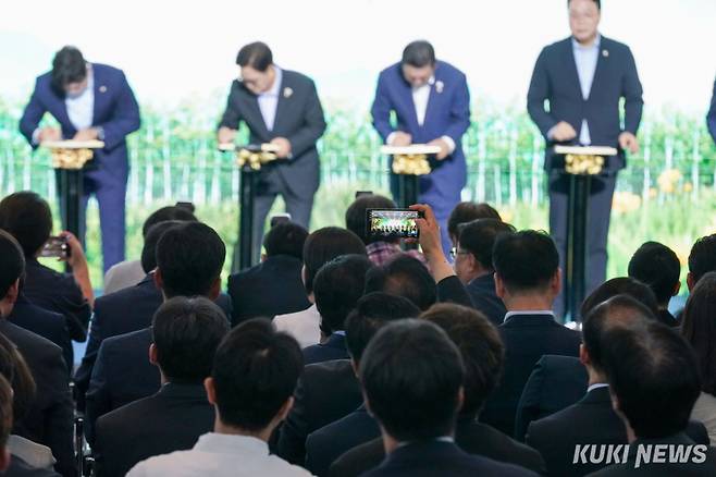 우원식 국회의장과 김병기 더불어민주당 당대표 직무대행 겸 원내대표, 김용태 국민의힘 비상대책위원장 등이 17일 서울 여의도 국회 로텐더홀에서 열린 '국회 탄소중립 선언식'에서 탄소중립을 약속하는 서약서에 서명하고 있다.