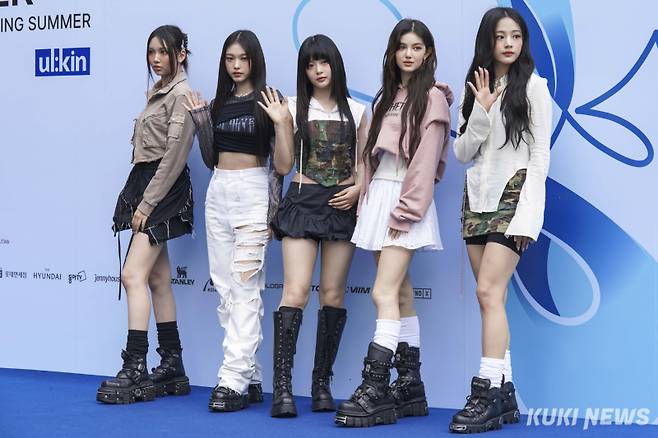 그룹 뉴진스가 2023년 9월5일 오후 서울 중구 동대문디자인플라자(DDP)에서 열린 2024 S/S 서울패션위크 오프닝쇼 ‘얼킨’ 포토월에 참석해 포즈를 취하고 있다. 쿠키뉴스 자료사진