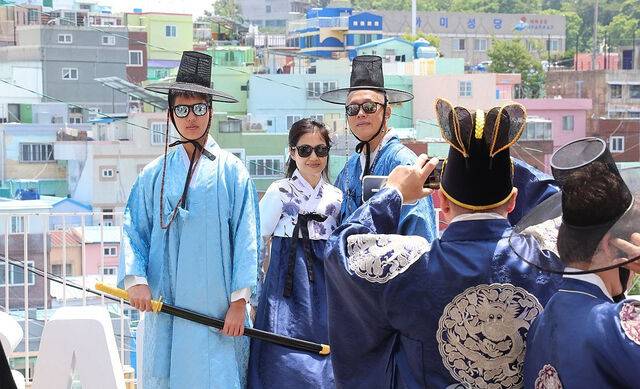 부산 감천마을 찾은 외국인 관광객 한복 입고 기념 촬영. 연합뉴스