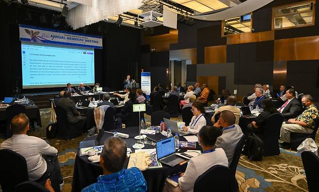 CWM 연례회의 참석자들이 16일 인천 연수구 홀리데이인호텔에서 강의를 듣고 있다. 인천=신석현 포토그래퍼