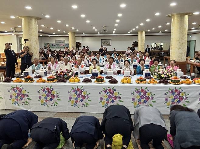 합동팔순잔치 주최 관계자들이 17일 인천 서구 한신성결교회에서 열린 잔치에서 절을 하고 있다.