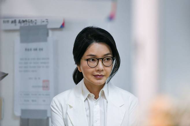 윤석열 전 대통령 배우자 김건희 여사가 제21대 대통령 선거일인 3일 서울 서초구 원명초등학교에 마련된 서초4동제3투표소에서 투표하기 위해 줄을 서고 있다. 연합뉴스