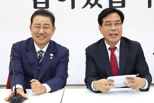 김병기 더불어민주당 대표 직무대행 겸 원내대표(왼쪽)가 17일 국회에서 송언석 국민의힘 원내대표를 예방하고 있다. 연합뉴스