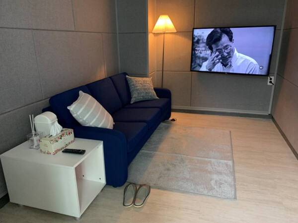 현재 전국에서 유일한 T.T존(울음방)은 화성시정신건강복지센터 내에 마련돼 있다. 예약제로 운영되는 이곳을 방문하면 사전 과정으로 상담사와 상담, 설문을 진행 후 입장해 마음껏 울 수 있는 시간을 갖게 된다. 화성시자살예방센터 제공