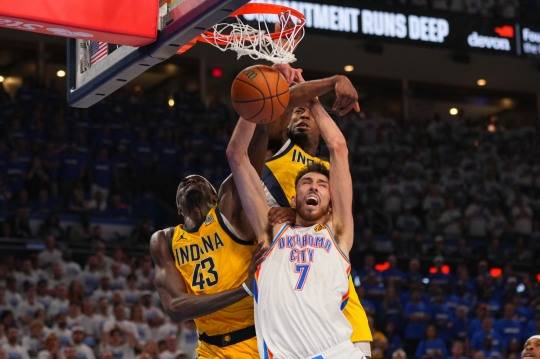 골 밑 사투. 사진[AP=연합뉴스]