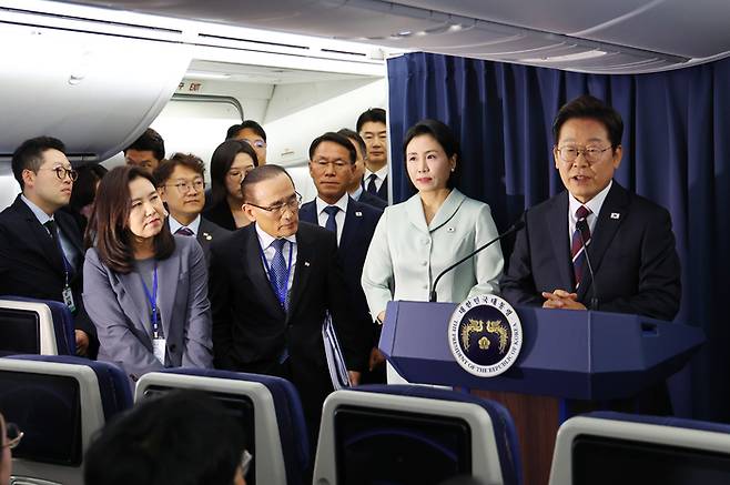 이재명 대통령이 16일(현지시간) 주요 7개국(G7) 정상회의 참석을 위해 캐나다 앨버타주 캘거리로 향하며 공군 1호기에서 기자간담회를 하고 있다.  대통령실사진기자단