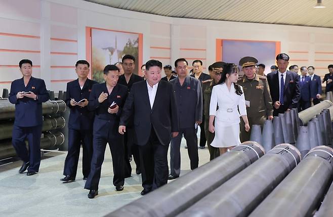 북한 노동당 기관지 노동신문은 김정은 당 총비서가 전날인 13일 중요군수공업기업소를 현지지도했다고 14일 보도했다. 사진은 김 총비서가 딸 주애와 함께 기업소 내부를 둘러보는 모습. [사진 = 뉴스1]