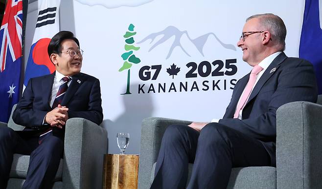 51차 주요 7개국(G7) 정상회의에 참석한 이재명 대통령이 16일(현지시간) 캐나다 앨버타주 캘거리의 한 호텔에서 앤서니 앨버니지 호주 총리와 한·호주 정상회담을 하고 있다. [사진 출처 = 연합뉴스]