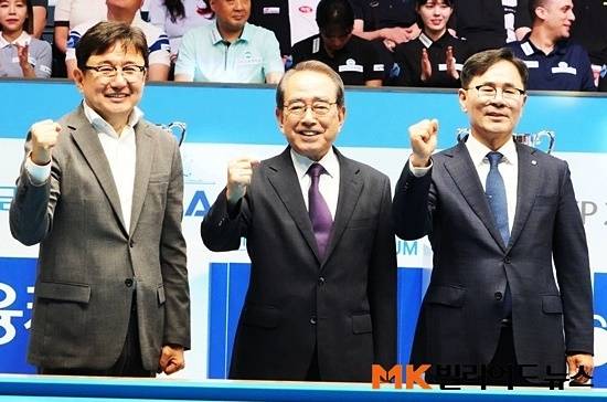 2025/26 PBA투어가 17일 경기도 고양 킨텍스PBA스타디움에서 개막식을 갖고 새 시즌을 시작했다. 개막식에서 포즈를 취하고 있는 (왼쪽부터) PBA 장상진 부총재, 김영수 총재, 개막전 ‘우리금융캐피탈 PBA-LPBA챔피언십’ 타이틀 스폰서인 우리금융캐피탈 기동호 구단주.