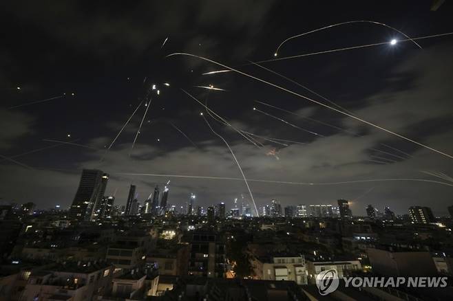 이스라엘 텔아비브 상공. [사진출처 = 연합뉴스]