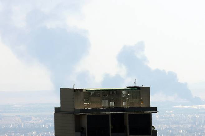 17일 이스라엘 공격으로 연기가 피어오르고 있는 이란 테헤란 모습. [사진출처 = EPA 연합뉴스]