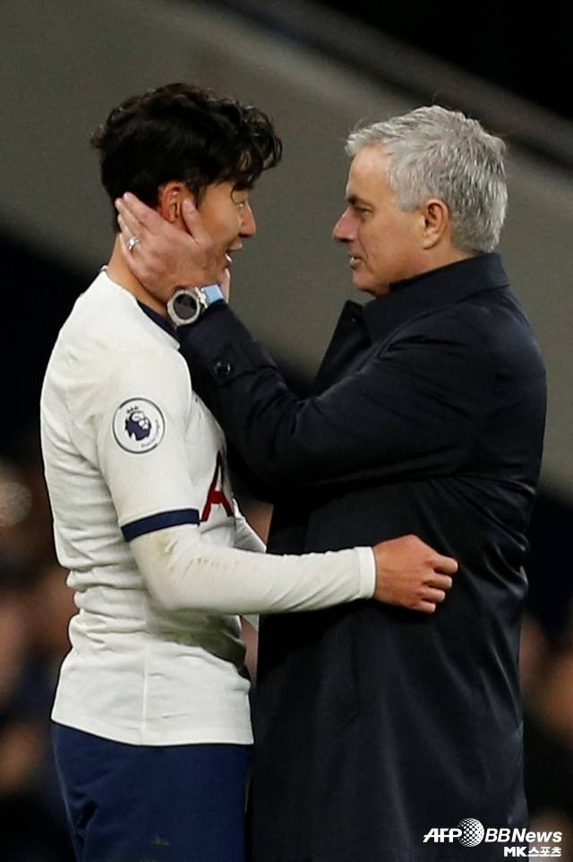 최근 손흥민의 페네르바체 이적설이 뜨겁다. 과거 스승이었던 무리뉴 감독의 적극적인 러브콜, 그리고 알리 코치 페네르바체 회장의 새 시즌 선물 등 여러 부분에서 과거 이적설과는 달리 가능성이 커 보였다. 사진=AFPBBNews=News1