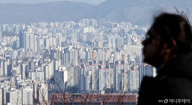 (서울=뉴스1) 장수영 기자 = 21일 오후 서울 남산을 찾은 관광객이 아파트 단지를 바라보고 있다.   부동산R114에 따르면 오는 3월 서울에서는 성북구 장위동과 광진구 자양동 대단지의 입주가 본격 시작돼 업체 조사 기준 3월 역대 최대치인 5,218가구가 집들이를 한다.  전국적으로는 아파트 58개 단지에서 2만 7,541가구가 입주할 예정이다. 2025.2.21/뉴스1  Copyright (C) 뉴스1. All rights reserved. 무단 전재 및 재배포,  AI학습 이용 금지. /사진=(서울=뉴스1) 장수영 기자
