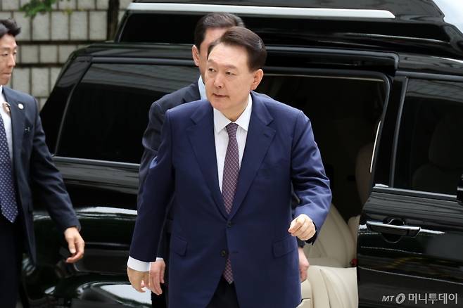 윤석열 전 대통령이 16일 오전 서울 서초구 서울중앙지방법원에서 열린 내란 우두머리 혐의·직권남용 권리행사 방해 혐의 사건 7차 공판에 출석하고 있다. /사진=뉴시스