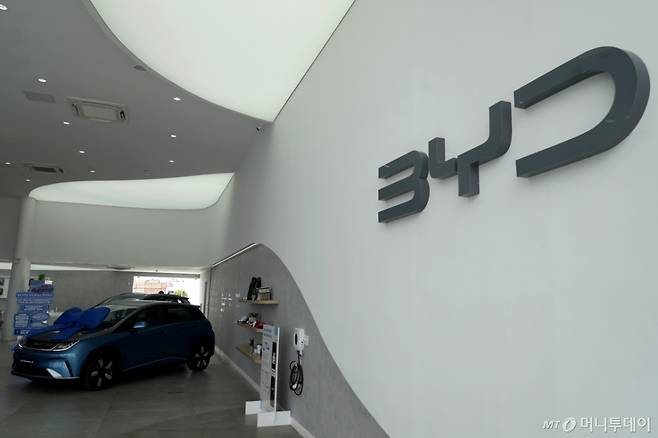 [카마사리(브라질)=AP/뉴시스]지난 3월7일 브라질 바히아주 카마사리의 중국 전기차 대기업 BYD 대리점에 BYD 차량이 전시돼 있다. 브라질 검찰이 27일(현지시각) 중국의 전기차 대기업 BYD와 2곳의 협력업체들을 노예와 같은 노동 조건으로 노동자들을 고용하고 국제 인신매매를 한 혐의로 기소할 것이라고 밝혔다. 2025.05.28. /사진=유세진