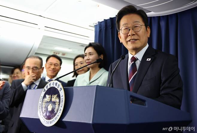 [캘거리=뉴시스] 최진석 기자 = 이재명 대통령이 16일(현지 시간)  주요 7개국(G7) 정상회의 참석을 위해 캐나다 앨버타주 캘거리로 향하는 공군 1호기에서 기자간담회를 하고 있다. 2025.06.17. myjs@newsis.com /사진=최진석