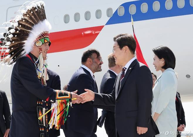[캘거리=뉴시스] 최진석 기자 = 주요 7개국(G7) 정상회의에 참석하는 이재명 대통령이 16일(현지 시간) 캐나다 앨버타주 캘거리국제공항에 도착해 캘거리 인근 캐나다 원주민 공동체 대표자와 인사하고 있다. 2025.06.17. myjs@newsis.com /사진=