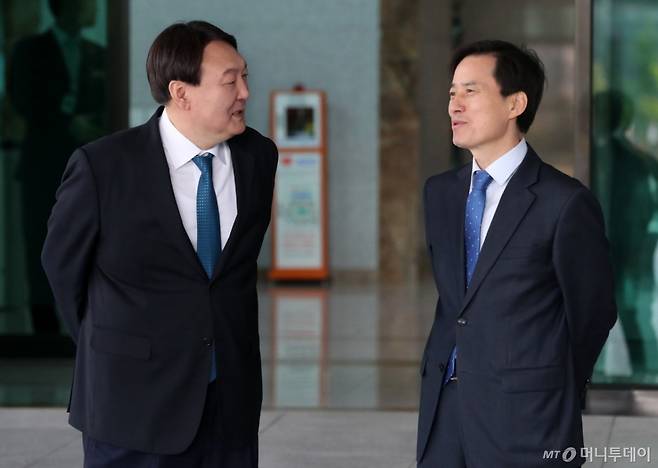 (서울=뉴스1) 오대일 기자 = 이재명 대통령이 12일 내란특검법에 따른 특별검사로 민주당이 추천한 조은석 전 감사원장 권한대행을 지명했다.   '내란 종식'이라는 막중한 임무를 짊어진 조 전 대행은 감사원 감사위원 시절 전현희 권익위원장에 대한 감사 문제로 윤석열 정부 감사원 수뇌부와 정면 대립하며 각을 세운 바 있다.   조 특검은 13일 오전 기자들에게 보낸 입장문에서 "수사에 진력해온 국가수사본부·고위공직자범죄수사처·검찰의 노고가 헛되지 않도록 최선을 다하겠다"며 성실한 특검 수행을 약속했다.   사진은 지난 2017년 10월 23일 조은석 당시 서울고검장(오른쪽)과 윤석열 서울중앙지검장이 서울고검에서 열린 국회 법사위 국정감사에 앞서 국감장에 도착하는 의원들을 기다리며 대화를 나누는 모습. 2025.6.13/뉴스1  Copyright (C) 뉴스1. All rights reserved. 무단 전재 및 재배포,  AI학습 이용 금지. /사진=(서울=뉴스1) 오대일 기자