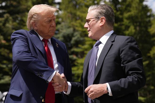 도널드 트럼프 미국 대통령(왼쪽)과 키어 스타머 영국 총리가 16일(현지 시간) 캐나다 카나나스키스에서 G7(주요 7개국) 정상회의를 계기로 회담 후 악수하고 있다. /AP=뉴시스