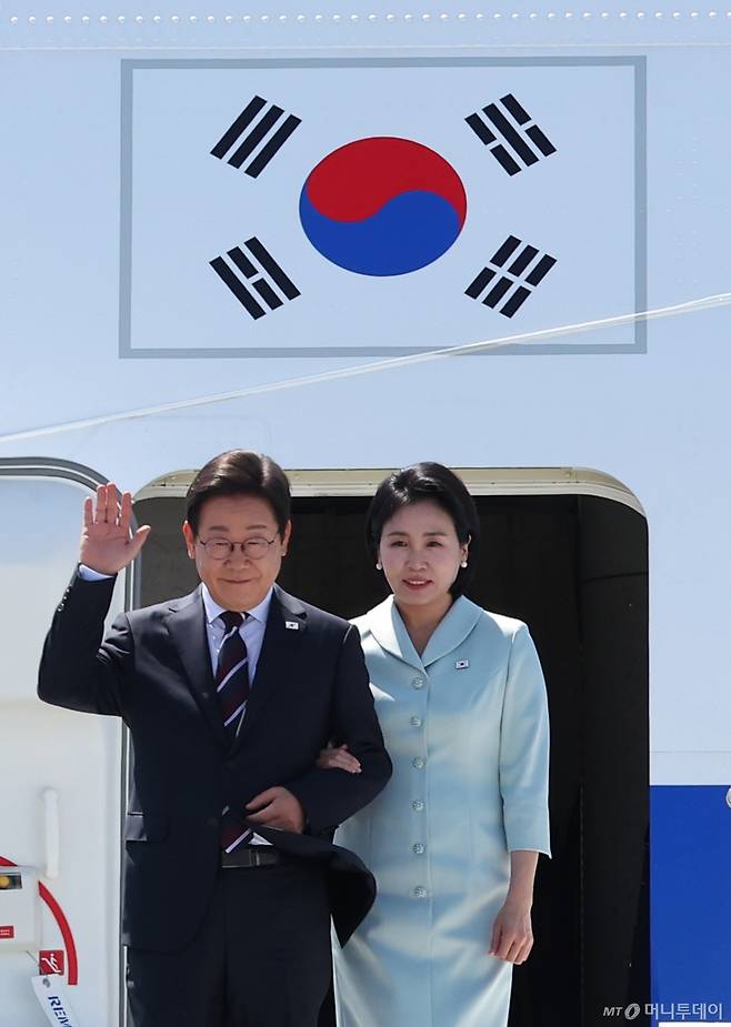 [캘거리=뉴시스] 최진석 기자 = 주요 7개국(G7) 정상회의에 참석하는 이재명 대통령이 16일(현지 시간) 캐나다 앨버타주 캘거리국제공항에 도착해 김혜경 여사와 공군 1호기에서 내리며 인사를 하고 있다. 2025.06.17. myjs@newsis.com /사진=최진석