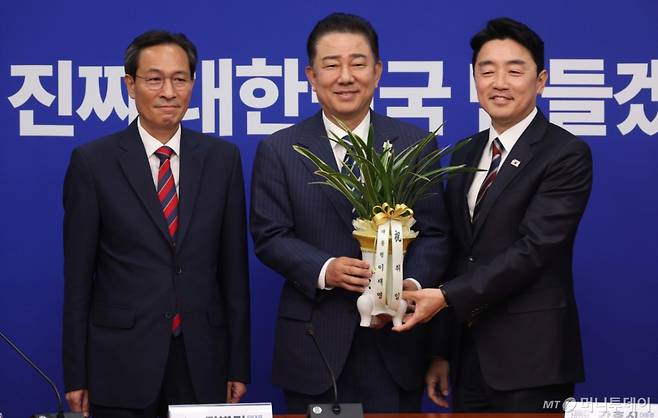 [서울=뉴시스] 고승민 기자 = 김병기(가운데) 더불어민주당 당대표 직무대행 겸 원내대표가 17일 서울 여의도 국회에예방온 강훈식 대통령실 비서실장과 우상호(왼쪽) 정무수석에게 이재명 대통령의 축하 난을 전달받고 기념촬영을 하고 있다. 2025.06.17. suncho21@newsis.com /사진=조성봉