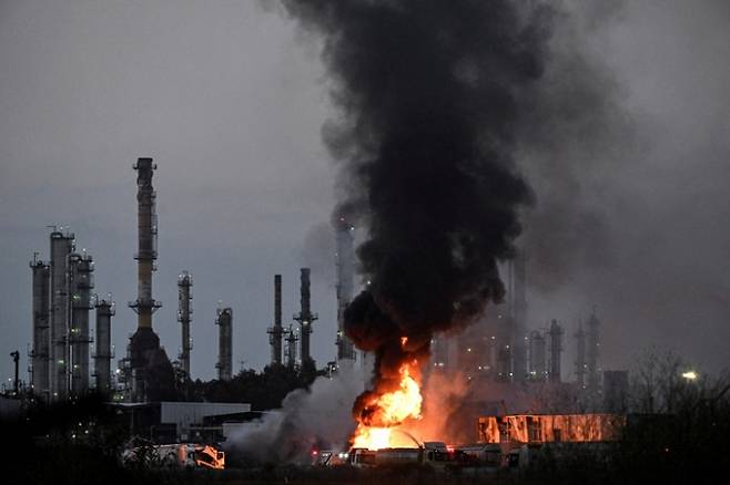 이란의 미사일 공격으로 이스라엘 최대 정유회사인 바잔의 하이파 항구 정유 시설이 파괴됐다. 사진은 지난 15일(현지시각) 하이파 정유시설이 불타는 모습. /사진=로이터