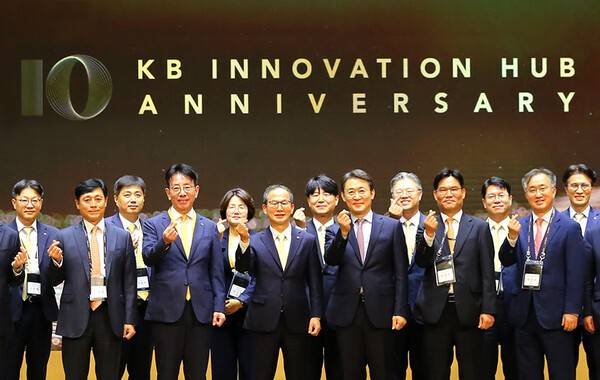 권대영 금융위원회 사무처장(왼쪽에서 여덟 번째), 양종희 KB금융그룹 회장(왼쪽에서 여섯 번째), 이재근 KB국민은행 행장(왼쪽에서 네 번째)이 지난해 4월 열린 'KB Innovation HUB센터' 10주년 기념행사에서 기념 촬영하고 있다. /사진=KB금융그룹