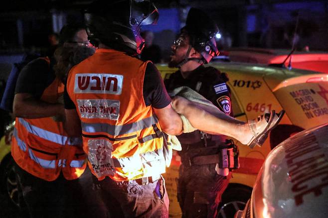 중동국가 이스라엘과 이란간의 무력충돌이 5일째를 이어가고 있다. 사진은 지난 15일(현지시각) 이스라엘 중부에서 의료진이 이란의 미사일 공격으로 부상당한 여성을 구조하는 모습. /사진=로이터