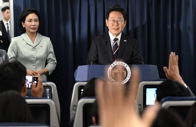 주요 7개국(G7) 정상회의 참석을 위해 출국한 이재명 대통령이 16일(현지시각) 캐나다 앨버타주 캘거리로 향하는 공군 1호기에서 기자간담회를 하고 있다. 연합뉴스