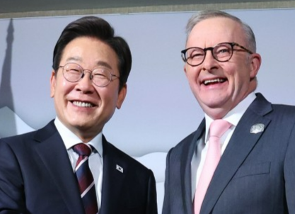 주요 7개국(G7) 정상회의 참석차 캐나다를 방문한 이재명 대통령이 16일(현지 시간) 캘거리 한 호텔에서 앤서니 앨버니지 호주 총리와 한-호주 정상회담에 앞서 악수하고 있다. 뉴시스