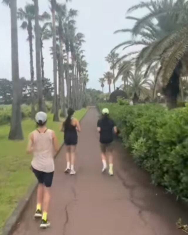 배우 김희애가 친구들과 제주도 해변을 달리며 러닝 루틴을 보여줬다./ 김희애 개인 인스타그램